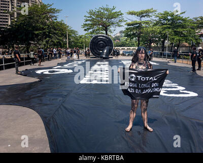 Rio de Janeiro, Rio de Janeiro, Brésil. 29 septembre 2017. Des manifestants protestent contre les forages de pétrole et de gaz en Amazonie. Les militants de Greenpeace m'ont habillé Banque D'Images