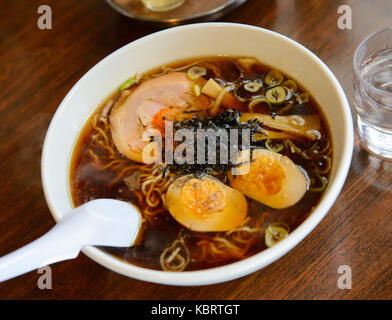 Soupe ramen japonais avec du poulet, l'oeuf, la ciboulette et sprout Banque D'Images