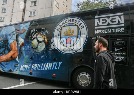 London uk. Le 30 septembre 2017. L'équipe de Manchester City bus arrive à Stamford Bridge comme Manchester City tente de reconquérir la position supérieure contre Chelsea fcin la Premier League anglaise crédit : amer ghazzal/Alamy live news Banque D'Images