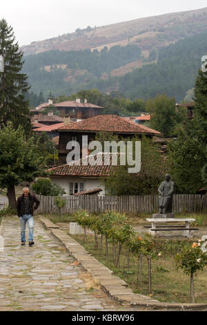 Kotel, la Bulgarie. 30Th sep 2017. gris pluvieux pour le homelof le folklore traditionnel de la musique et de la danse, le vendeur de rue les braves froid et humide à vendre artisanat fait main de la ville en bois norton/Alamy live news Banque D'Images