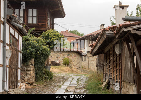 Kotel, la Bulgarie. 30Th sep 2017. gris pluvieux pour le homelof le folklore traditionnel de la musique et de la danse, le vendeur de rue les braves froid et humide à vendre artisanat fait main de la ville en bois norton/Alamy live news Banque D'Images