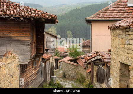 Kotel, la Bulgarie. 30Th sep 2017. gris pluvieux pour le homelof le folklore traditionnel de la musique et de la danse, le vendeur de rue les braves froid et humide à vendre artisanat fait main de la ville en bois norton/Alamy live news Banque D'Images
