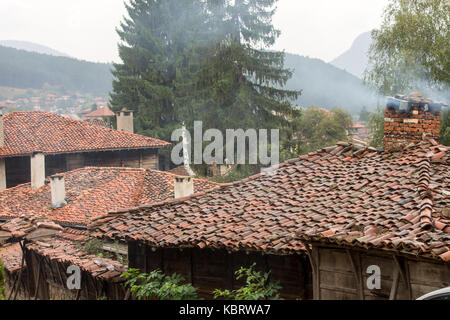 Kotel, la Bulgarie. 30Th sep 2017. gris pluvieux pour le homelof le folklore traditionnel de la musique et de la danse, le vendeur de rue les braves froid et humide à vendre artisanat fait main de la ville en bois norton/Alamy live news Banque D'Images