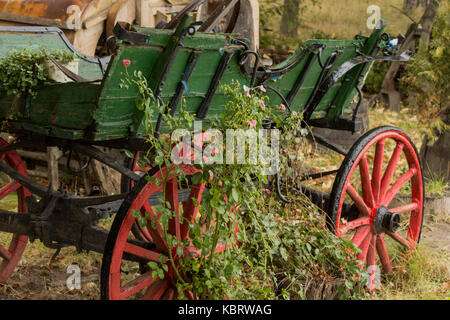 Kotel, la Bulgarie. 30Th sep 2017. gris pluvieux pour le homelof le folklore traditionnel de la musique et de la danse, le vendeur de rue les braves froid et humide à vendre artisanat fait main de la ville en bois norton/Alamy live news Banque D'Images