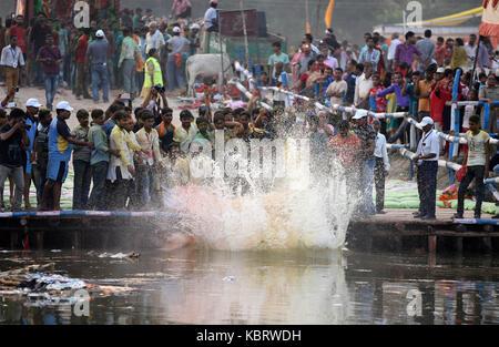 Allahabad, Uttar Pradesh, Inde. 30 septembre 2017. Allahabad: Dévot hindoue immergez la déesse Durga idol dans un étang à l'occasion du festival de Dussehra à Allahabad le 30-09-2017. Photo de prabhat kumar verma crédit: Prabhat Kumar Verma/ZUMA Wire/Alamy Live News Banque D'Images