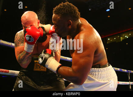 Liverpool, Royaume-Uni. 30 septembre 2017. DERECK CHISORA (SHORT BLANC) contre ROBERT FILIPOVIC lors du concours de poids lourd sur les boxings de salle de match, bataille sur le spectacle Mersey à Echo Arena, Liverpool photo par crédit: Stephen Gaunt/Alay Live News Banque D'Images