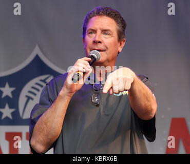 Londres, Royaume-Uni. 30 septembre, 2017. L'un des plus grands défenseurs de l'histoire, dan marino chez nfl sur Regent Street - la longueur de la rue commerçante principale de londres est fermée à la circulation tous les jours que l'événement prend le relais du ventilateur. célébrer le jour suivant's nfl match entre Miami Dolphins v New Orleans Saints au stade de Wembley. Les joueurs de deux équipes sur scène aussi bien que 'légendes' , nfl cheerleaders et personnalités, Londres 30 septembre 2017 photo de Keith mayhew/Alamy live news Banque D'Images