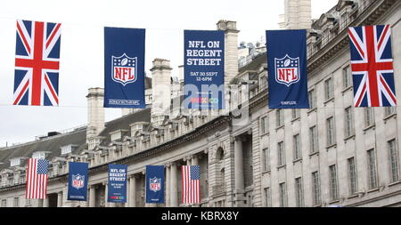 Londres, Royaume-Uni. 30 septembre, 2017. nfl sur Regent Street - la longueur de la rue commerçante principale de londres est fermée à la circulation tous les jours que l'événement prend le relais du ventilateur. célébrer le jour suivant's nfl match entre Miami Dolphins v New Orleans Saints au stade de Wembley. Les joueurs de deux équipes sur scène aussi bien que 'légendes' , nfl cheerleaders et personnalités, Londres 30 septembre 2017 photo de Keith mayhew/Alamy live news Banque D'Images