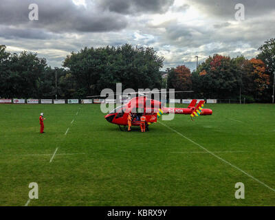 Woodford Green, Londres, Royaume-Uni. Le 30 septembre 2017. London's G-d'ambulance aérienne par hélicoptère 75 terrains à Woodford Rugby Football Club Highams terrain en Woodford Green en réponse à un rapport d'un spectateur victime d'une crise cardiaque. Le Woodford v Chelmsford match était suspendu pendant 40 minutes alors que les ambulanciers ont assisté à l'accident qui a été en mesure de quitter par la route. Woodford a remporté le match. L'Air Ambulance est pris en charge par les francs-maçons de Londres. Credit : Mark Dunn/ Alamy Live News Banque D'Images