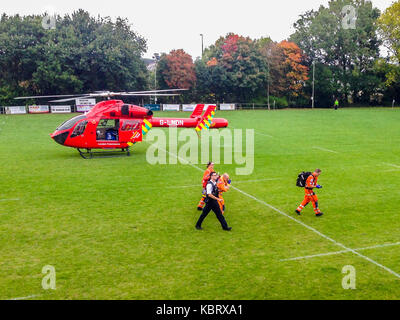 Woodford Green, Londres, Royaume-Uni. Le 30 septembre 2017. London's G-d'ambulance aérienne par hélicoptère 75 terrains à Woodford Rugby Football Club Highams terrain en Woodford Green en réponse à un rapport d'un spectateur victime d'une crise cardiaque. Le Woodford v Chelmsford match était suspendu pendant 40 minutes alors que les ambulanciers ont assisté à l'accident qui a été en mesure de quitter par la route. Woodford a remporté le match. L'Air Ambulance est pris en charge par les francs-maçons de Londres. Credit : Mark Dunn/ Alamy Live News Banque D'Images