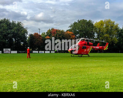 Woodford Green, Londres, Royaume-Uni. Le 30 septembre 2017. London's G-d'ambulance aérienne par hélicoptère 75 terrains à Woodford Rugby Football Club Highams terrain en Woodford Green en réponse à un rapport d'un spectateur victime d'une crise cardiaque. Le Woodford v Chelmsford match était suspendu pendant 40 minutes alors que les ambulanciers ont assisté à l'accident qui a été en mesure de quitter par la route. Woodford a remporté le match. L'Air Ambulance est pris en charge par les francs-maçons de Londres. Credit : Mark Dunn/ Alamy Live News Banque D'Images