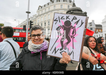 Londres, Royaume-Uni. Septembre 30, 2017. Nettoyeurs d'HR Owen, concessionnaires Ferrari et Maserati à South Kensington ont voté 100 % en faveur de la grève. Ayant finalement décidé en avaient assez des nettoyeurs rejoint UVW et a demandé une augmentation de salaire à partir de €7,50 par heure à la London Living Wage de €9,75 par heure. Cependant, les deux Templewood et HR Owen ont nié la responsabilité de fixer les taux de rémunération d'un nettoyeur. Penelope Barritt/Alamy Live News Banque D'Images