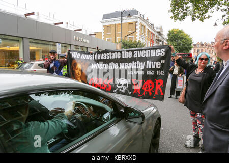 Londres, Royaume-Uni. Septembre 30, 2017. Nettoyeurs d'HR Owen, concessionnaires Ferrari et Maserati à South Kensington ont voté 100 % en faveur de la grève. Ayant finalement décidé en avaient assez des nettoyeurs rejoint UVW et a demandé une augmentation de salaire à partir de €7,50 par heure à la London Living Wage de €9,75 par heure. Cependant, les deux Templewood et HR Owen ont nié la responsabilité de fixer les taux de rémunération d'un nettoyeur. Penelope Barritt/Alamy Live News Banque D'Images