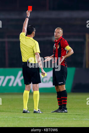 Budapest, Hongrie. 30Th sep 2017. ciktor arbitre kassai (l) montre la carte rouge pour djordje kamber (r) de Budapest honved hongroise au cours de la banque otp liga match entre Budapest honved et au stade bozsik vasas fc le 30 septembre 2017 à Budapest, Hongrie. crédit : Laszlo szirtesi/Alamy live news Banque D'Images