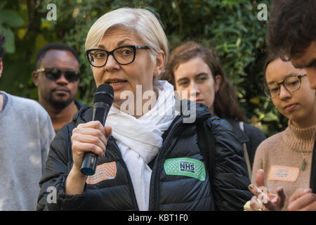 Londres, Royaume-Uni. 30 Septembre, 2017. Zrinka Bralo de migrants Organiser parle au début du mois de mars par les migrants, l'un des bloc Bienvenue plusieurs groupes de manifestants marchant à partir de différents points de départ pour converger sur St Thomas' Hospital à la fin des contrôles d'immigration et de charge des migrants pour des services du NHS. Crédit : Peter Marshall/Alamy Live News Banque D'Images