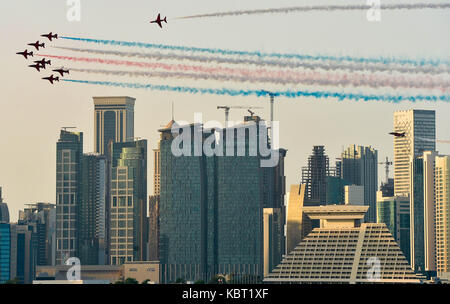 Doha, Qatar. 30Th sep 2017. avions de la Royal Air Force des flèches rouges aerobatic team effectuer à Doha, Qatar, le sept. 30, 2017. crédit : nikku/Xinhua/Alamy live news Banque D'Images