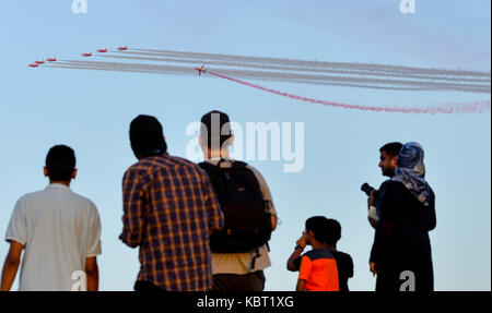 Doha, Qatar. 30Th sep 2017. avions de la Royal Air Force des flèches rouges aerobatic team effectuer à Doha, Qatar, le sept. 30, 2017. crédit : nikku/Xinhua/Alamy live news Banque D'Images