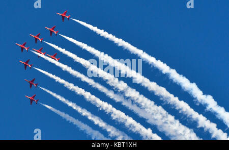 Doha, Qatar. 30Th sep 2017. avions de la Royal Air Force des flèches rouges aerobatic team effectuer à Doha, Qatar, le sept. 30, 2017. crédit : nikku/Xinhua/Alamy live news Banque D'Images