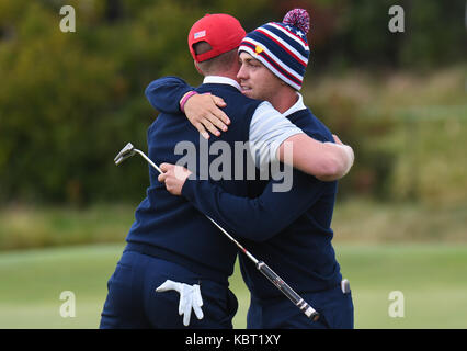 Samedi 30 Septembre 2017 : Justin Thomas et Daniel Berger, de l'United States embrasser sur le 16ème green après avoir remporté leur quatrième match de la Coupe des Présidents à Liberty National Golf Course à Jersey City, New Jersey. Gregory Vasil/CSM Banque D'Images