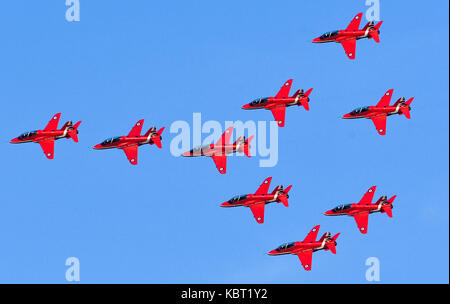 Doha, Qatar. 30Th sep 2017. avions de la Royal Air Force des flèches rouges aerobatic team effectuer à Doha, Qatar, le sept. 30, 2017. crédit : nikku/Xinhua/Alamy live news Banque D'Images