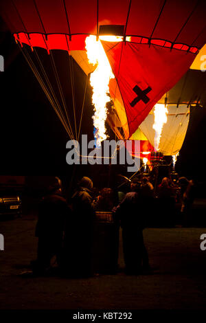 York, Royaume-Uni. 30 septembre, 2017. Après une décevante après-midi au cours de laquelle la météo a empêché les ballons d'être lancé, le ciel dégagé heureusement à temps pour un affichage fantastique de montgolfières illuminant le ciel en tirant leurs brûleurs dans le temps d'un medley de grande musique pop. york, uk - 30 septembre 2017 Credit : james copeland/Alamy live news Banque D'Images