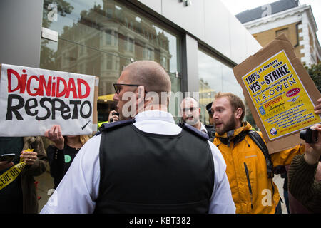 Londres, Royaume-Uni. 30 septembre, 2017. Les agents de police arrivent au cours d'une manifestation par les partisans des nettoyeurs de migrants suspendu angelica valencia bolanos et fredy lopez à l'extérieur de la voiture de luxe h.r. Owen's showroom ferrari dans South Kensington. crédit : mark kerrison/Alamy live news Banque D'Images