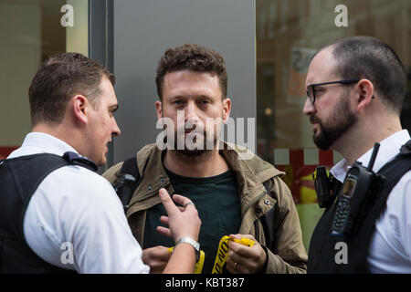 Londres, Royaume-Uni. 30 septembre, 2017. Les agents de police arrivent au cours d'une manifestation par les partisans des nettoyeurs de migrants suspendu angelica valencia bolanos et fredy lopez à l'extérieur de la voiture de luxe h.r. Owen's showroom ferrari dans South Kensington. crédit : mark kerrison/Alamy live news Banque D'Images