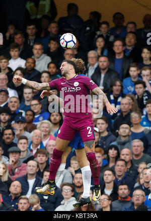 Londres, Royaume-Uni. 30Th sep 2017. kyle walker(avant) des chefs de Manchester City pour le bal au cours de l'English Premier League match entre Chelsea et Manchester City au stade de Stamford Bridge à Londres, la Grande-Bretagne sur sept. 30, 2017 Manchester City a gagné 1-0.. Credit : han yan/Xinhua/Alamy live news Banque D'Images