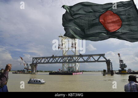 Shariatpur, au Bangladesh. 30 septembre, 2017. un span est placé sur le montant 37 et 38 de la padma pont à l'jajira point dans shariatpur Bangladesh , le samedi, 30 septembre, 2017 le premier faisceau entre les deux piliers de la padma bridge, l'un des plus grands projets d'infrastructure au Bangladesh, a été installé le samedi. Le pont de 6,15 kilomètres aura 42 piliers, dont deux sur les banques. crédit : mamunur rashid/Alamy live news Banque D'Images