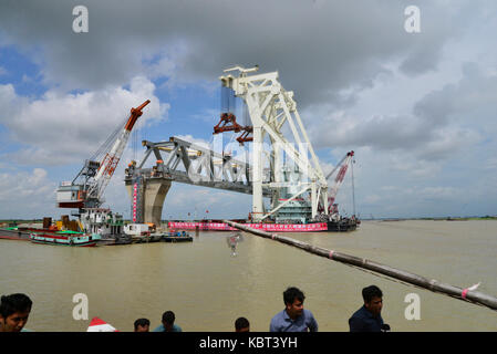 Shariatpur, au Bangladesh. 30 Septembre, 2017. Une répartition est placé sur le montant 37 et 38 de la Padma pont à l'Jajira point dans Shariatpur Bangladesh , le Samedi, 30 Septembre, 2017 Le premier faisceau entre les deux piliers de la Padma Bridge, l'un des plus grands projets d'infrastructure au Bangladesh, a été installé le samedi. Les 6,15 kilomètres de bridge aura 42 piliers, dont deux sur les banques. Mamunur Rashid/crédit : Alamy Live News Banque D'Images