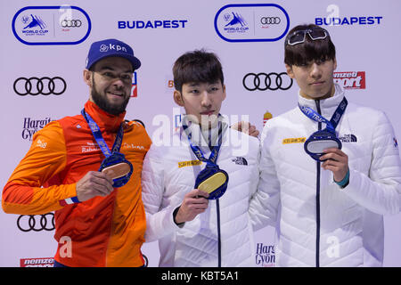 Budapest, Hwang dae heon (r) et de bronze Sjinkie Knegt (l) d'assister à la cérémonie de remise des Pays-Bas pour la finale hommes 1500m à la coupe du monde isu audi de courte piste, à Budapest. Sep 30, 2017 Médaille d'or. lim hyo jun (c) de la Corée du Sud, son compatriote médaillé d'hwang dae heon (r) et de bronze Sjinkie Knegt (l) d'assister à la cérémonie de remise des Pays-Bas pour la finale hommes 1500m à la coupe du monde isu audi de courte piste, à Budapest, Hongrie sur sept. 30, 2017. lim hyo jun a gagné la médaille d'or avec un temps de 2 minutes 14,537 secondes. crédit : attila volgyi/Xinhua/Alamy live news Banque D'Images