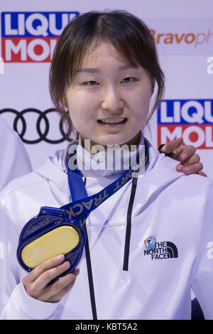 Budapest. Sep 30, 2017 Médaille d'or. choi min jeong de Corée du Sud participe à la cérémonie pour les 500m à la finale de la coupe du monde isu audi de courte piste, à Budapest, Hongrie sur sept. 30, 2017. choi min jeong a remporté la médaille d'or avec un temps de 43,646 secondes. crédit : attila volgyi/Xinhua/Alamy live news Banque D'Images