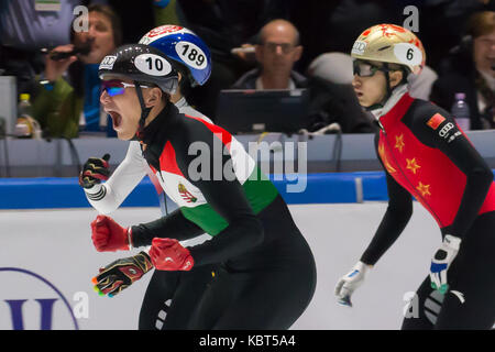 Budapest. 30Th sep 2017. shaolin sandor liu (avant) de la Hongrie célèbre après avoir remporté la finale hommes 500m à l'audi coupe du monde isu courte piste, à Budapest, Hongrie sur sept. 30, 2017. shaolin sandor Liu a remporté la médaille d'or avec un temps de 41,456 secondes. crédit : attila volgyi/Xinhua/Alamy live news Banque D'Images