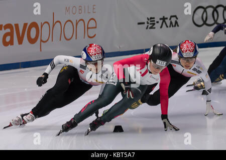 Budapest. 30Th sep 2017. choi min jeong (1re l) de la Corée du Sud est en concurrence au cours de la finale du 1 500 m femmes lors de la coupe du monde isu audi de courte piste, à Budapest, Hongrie sur sept. 30, 2017. choi min jeong a remporté la médaille d'or avec un temps de 2 minutes 33,025 secondes. crédit : attila volgyi/Xinhua/Alamy live news Banque D'Images
