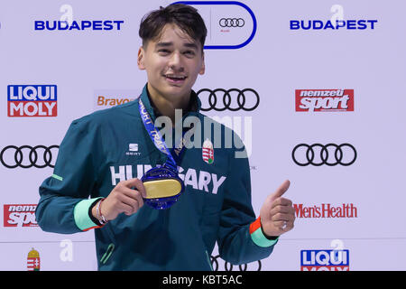 Budapest. 30Th sep 2017. médaille d'or de Hongrie sandor shaolin liu assiste à la cérémonie pour men's 500m finale à l'audi coupe du monde isu courte piste, à Budapest, Hongrie sur sept. 30, 2017. shaolin sandor Liu a remporté la médaille d'or avec un temps de 41,456 secondes. crédit : attila volgyi/Xinhua/Alamy live news Banque D'Images
