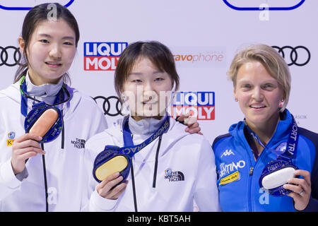 Budapest, Arianna Fontana (r) de l'Italie et la médaille de bronze de la cale suk hee Corée du Sud pour assister à la cérémonie du 500m femmes lors de la finale de la coupe du monde isu audi de courte piste, à Budapest. Sep 30, 2017 Médaille d'or. choi min jeong (c) de la Corée du Sud, médaillé d'Arianna Fontana (r) de l'Italie et la médaille de bronze de la cale suk hee Corée du Sud pour assister à la cérémonie du 500m femmes lors de la finale de la coupe du monde isu audi de courte piste, à Budapest, Hongrie sur sept. 30, 2017. choi min jeong a remporté la médaille d'or avec un temps de 43,646 secondes. crédit : attila volgyi/Xinhua/Alamy live news Banque D'Images