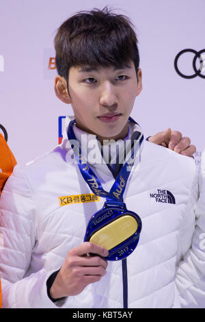Budapest. Sep 30, 2017 Médaille d'or. lim hyo jun de Corée du Sud participe à la cérémonie d'hommes 1500m à la finale de la coupe du monde isu audi de courte piste, à Budapest, Hongrie sur sept. 30, 2017. lim hyo jun a gagné la médaille d'or avec un temps de 2 minutes 14,537 secondes. crédit : attila volgyi/Xinhua/Alamy live news Banque D'Images