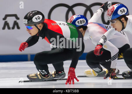 Budapest. 30Th sep 2017. shaolin sandor liu (l) de la Hongrie fait concurrence au cours de la men's 500m finale à l'audi coupe du monde isu courte piste, à Budapest, Hongrie sur sept. 30, 2017. shaolin sandor Liu a remporté la médaille d'or avec un temps de 41,456 secondes. crédit : attila volgyi/Xinhua/Alamy live news Banque D'Images