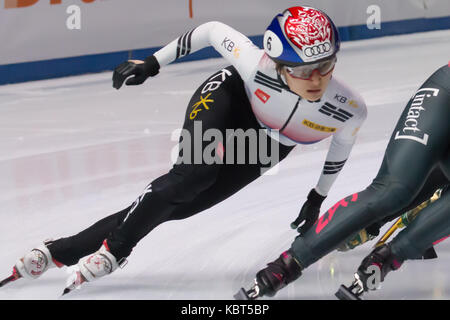 Budapest. 30Th sep 2017. choi min jeong de Corée du Sud en concurrence lors de la finale du 1 500 m femmes lors de la coupe du monde isu audi de courte piste, à Budapest, Hongrie sur sept. 30, 2017. choi min jeong a remporté la médaille d'or avec un temps de 2 minutes 33,025 secondes. crédit : attila volgyi/Xinhua/Alamy live news Banque D'Images