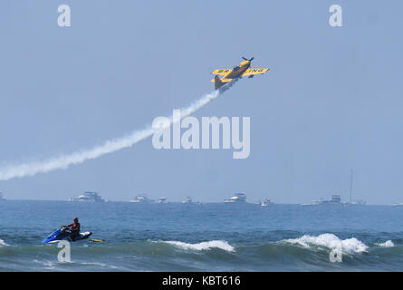 Los Angeles, Californie, États-Unis. 30 septembre 2017. Le salon de l'air Breitling Huntington Beach a eu lieu le samedi 30 septembre 2017 à Huntington Beach, en Californie. Crédit : Ringo Chiu/ZUMA Wire/Alay Live News Banque D'Images