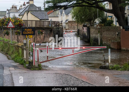 Sidmouth, Devon, 1st oct 17 de fortes pluies de nuit ont amené des niveaux croissants dans la rivière Sid à Sidmouth, et ont forcé la fermeture du centre-ville de ford, qui donne accès au côté est de la ville de Devon. Banque D'Images