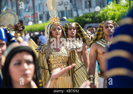 Alexandrie, Egypte. 30Th sep 2017. Une jeune femme jouant la reine Cléopâtre (c) participe à un événement festif sur le thème Le Cleopatra's dream', dans la ville d'Alexandrie, Egypte, sept. 30, 2017. La province côtière égyptienne d'alexandrie le samedi a tenu un événement festif sur le thème Le Cleopatra's dream' pour sélectionner le palais englouti découvert et ville de l'ancienne reine égyptienne. crédit : Meng tao/Xinhua/Alamy live news Banque D'Images