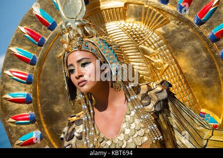 Alexandrie, Egypte. 30Th sep 2017. Une jeune femme jouant la reine Cléopâtre participe à un événement festif sur le thème Le Cleopatra's dream', dans la ville d'Alexandrie, Egypte, sept. 30, 2017. La province côtière égyptienne d'alexandrie le samedi a tenu un événement festif sur le thème Le Cleopatra's dream' pour sélectionner le palais englouti découvert et ville de l'ancienne reine égyptienne. crédit : Meng tao/Xinhua/Alamy live news Banque D'Images