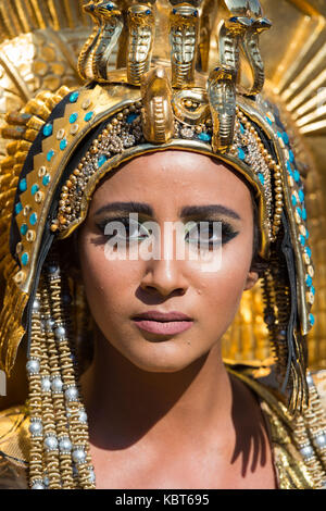 Alexandrie, Egypte. 30Th sep 2017. Une jeune femme jouant la reine Cléopâtre participe à un événement festif sur le thème Le Cleopatra's dream', dans la ville d'Alexandrie, Egypte, sept. 30, 2017. La province côtière égyptienne d'alexandrie le samedi a tenu un événement festif sur le thème Le Cleopatra's dream' pour sélectionner le palais englouti découvert et ville de l'ancienne reine égyptienne. crédit : Meng tao/Xinhua/Alamy live news Banque D'Images