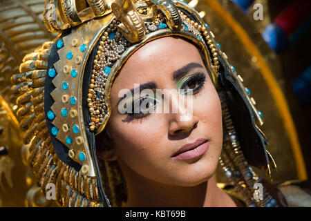 Alexandrie, Egypte. 30Th sep 2017. Une jeune femme jouant la reine Cléopâtre participe à un événement festif sur le thème Le Cleopatra's dream', dans la ville d'Alexandrie, Egypte, sept. 30, 2017. La province côtière égyptienne d'alexandrie le samedi a tenu un événement festif sur le thème Le Cleopatra's dream' pour sélectionner le palais englouti découvert et ville de l'ancienne reine égyptienne. crédit : Meng tao/Xinhua/Alamy live news Banque D'Images