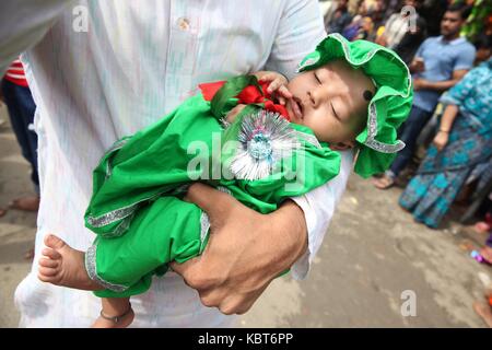 Dhaka, Bangladesh. 1 octobre 2017 septembre 22, 2017., Dhaka, Bangladesh ''" chiites homme tenant son bébé et participer à un rassemblement religieux avec au milieu de la sécurité pendant la célébration de la journée sur ashura 10e jour de Mouharram, le premier mois de l'année lunaire islamique, Dhaka, Bangladesh. achoura est un jour solennel de deuil pour les musulmans chiites commémorant le martyre de Hussein, petit-fils du prophète Mohammad dans 680 annonce à Karbala en Irak aujourd'hui. © monirul alam monirul alam/crédit : zuma wire/Alamy live news Banque D'Images