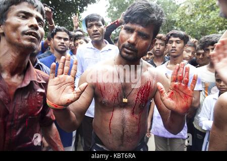 Dhaka, Bangladesh. 1 octobre 2017 septembre 22, 2017., Dhaka, Bangladesh ''" hommes musulmans chiites eux-mêmes flagellés pendant le rassemblement religieux avec au milieu de la sécurité dans la célébration de l'Achoura le 10 jour de Muharram, le premier mois de l'année lunaire islamique, Dhaka, Bangladesh. achoura est un jour solennel de deuil pour les musulmans chiites commémorant le martyre de Hussein, petit-fils du prophète Mohammad dans 680 annonce à Karbala en Irak aujourd'hui. © monirul alam monirul alam/crédit : zuma wire/Alamy live news Banque D'Images