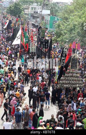 Dhaka, Bangladesh. 1 octobre 2017 septembre 22, 2017., Dhaka, Bangladesh ''" chiites participent à un rassemblement religieux avec au milieu de la sécurité pendant la célébration de la journée sur ashura 10e jour de Mouharram, le premier mois de l'année lunaire islamique, Dhaka, Bangladesh. achoura est un jour solennel de deuil pour les musulmans chiites commémorant le martyre de Hussein, petit-fils du prophète Mohammad dans 680 annonce à Karbala en Irak aujourd'hui. © monirul alam monirul alam/crédit : zuma wire/Alamy live news Banque D'Images