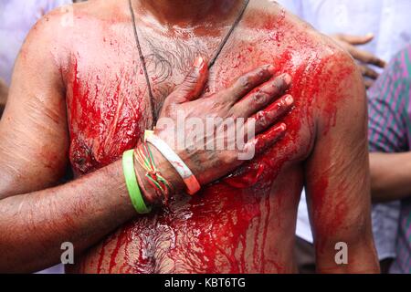 Dhaka, Bangladesh. 1 octobre 2017 septembre 22, 2017., Dhaka, Bangladesh ''" hommes musulmans chiites eux-mêmes flagellés pendant le rassemblement religieux avec au milieu de la sécurité dans la célébration de l'Achoura le 10 jour de Muharram, le premier mois de l'année lunaire islamique, Dhaka, Bangladesh. achoura est un jour solennel de deuil pour les musulmans chiites commémorant le martyre de Hussein, petit-fils du prophète Mohammad dans 680 annonce à Karbala en Irak aujourd'hui. © monirul alam monirul alam/crédit : zuma wire/Alamy live news Banque D'Images