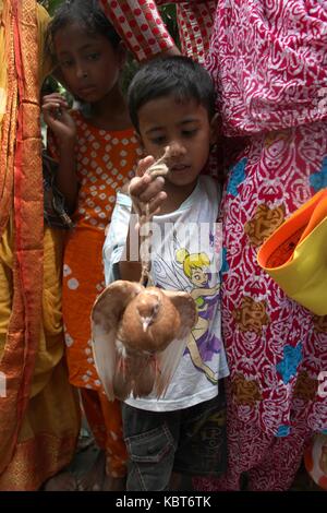 Dhaka, Bangladesh. 1 octobre 2017 septembre 22, 2017., Dhaka, Bangladesh ''" chiites childran participer à un rassemblement religieux avec au milieu de la sécurité pendant la célébration de la journée sur ashura 10e jour de Mouharram, le premier mois de l'année lunaire islamique, Dhaka, Bangladesh. achoura est un jour solennel de deuil pour les musulmans chiites commémorant le martyre de Hussein, petit-fils du prophète Mohammad dans 680 annonce à Karbala en Irak aujourd'hui. © monirul alam monirul alam/crédit : zuma wire/Alamy live news Banque D'Images